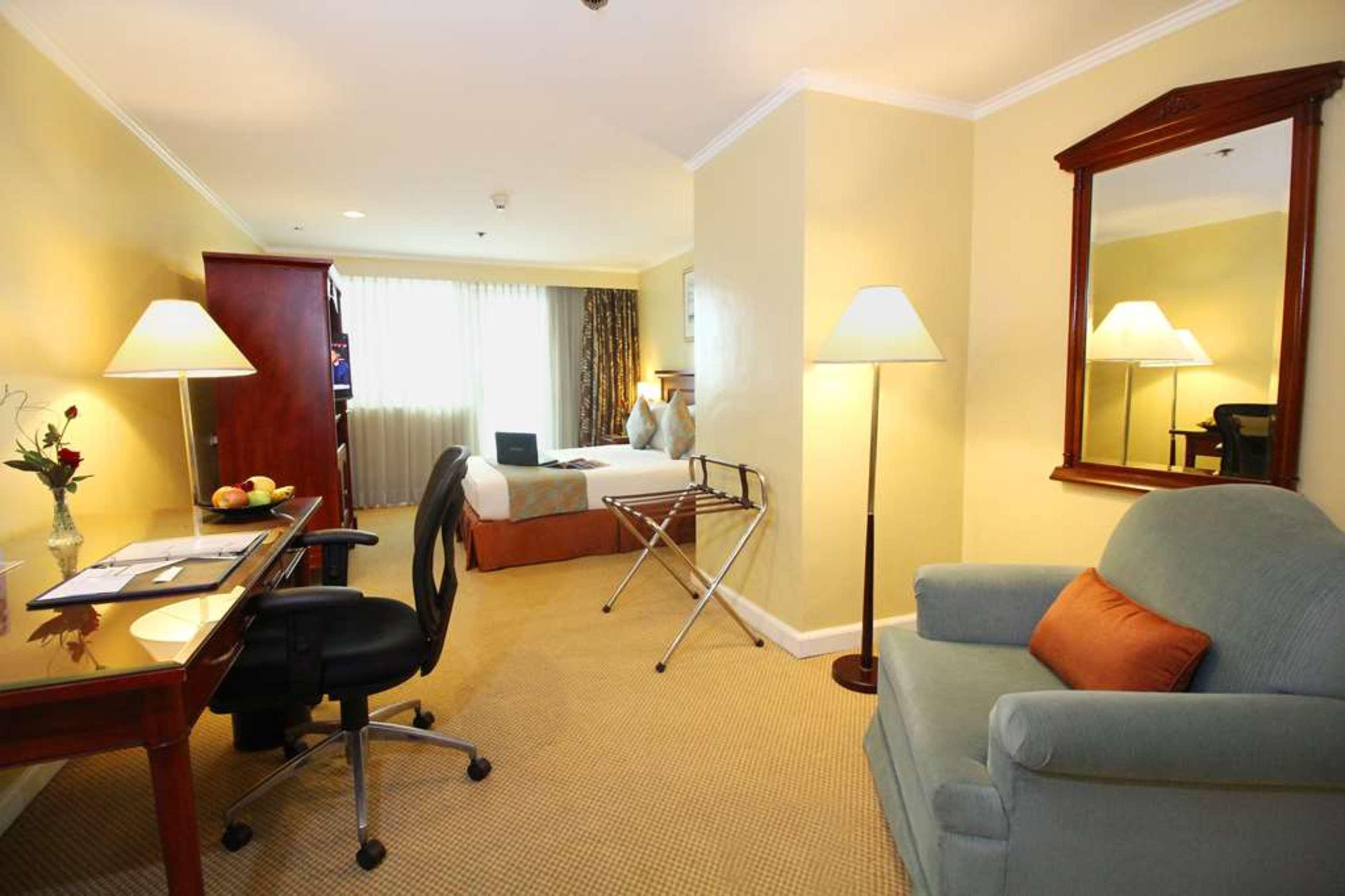 Oxford Suites Makati Makati City Buitenkant foto