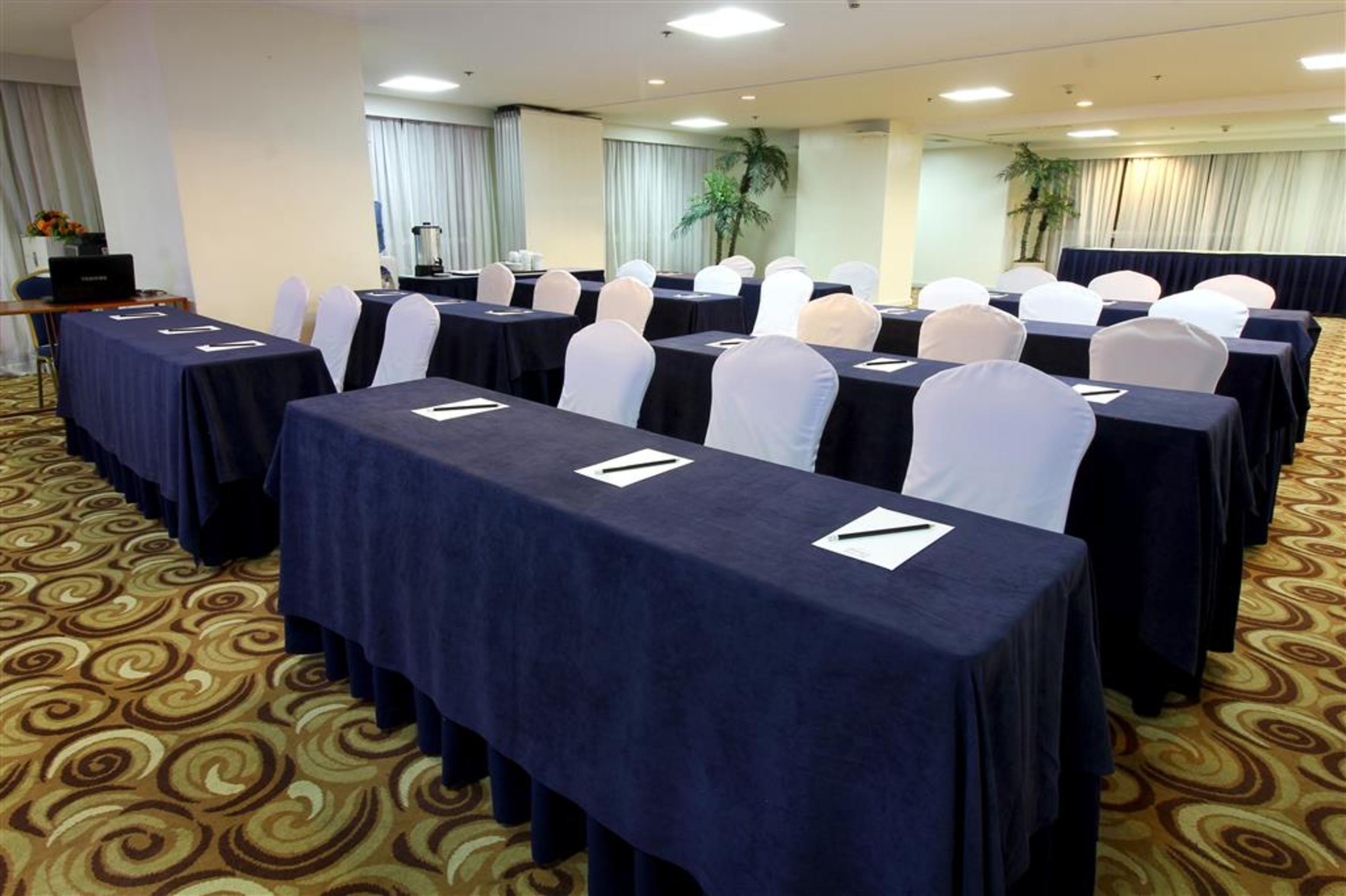 Oxford Suites Makati Makati City Buitenkant foto