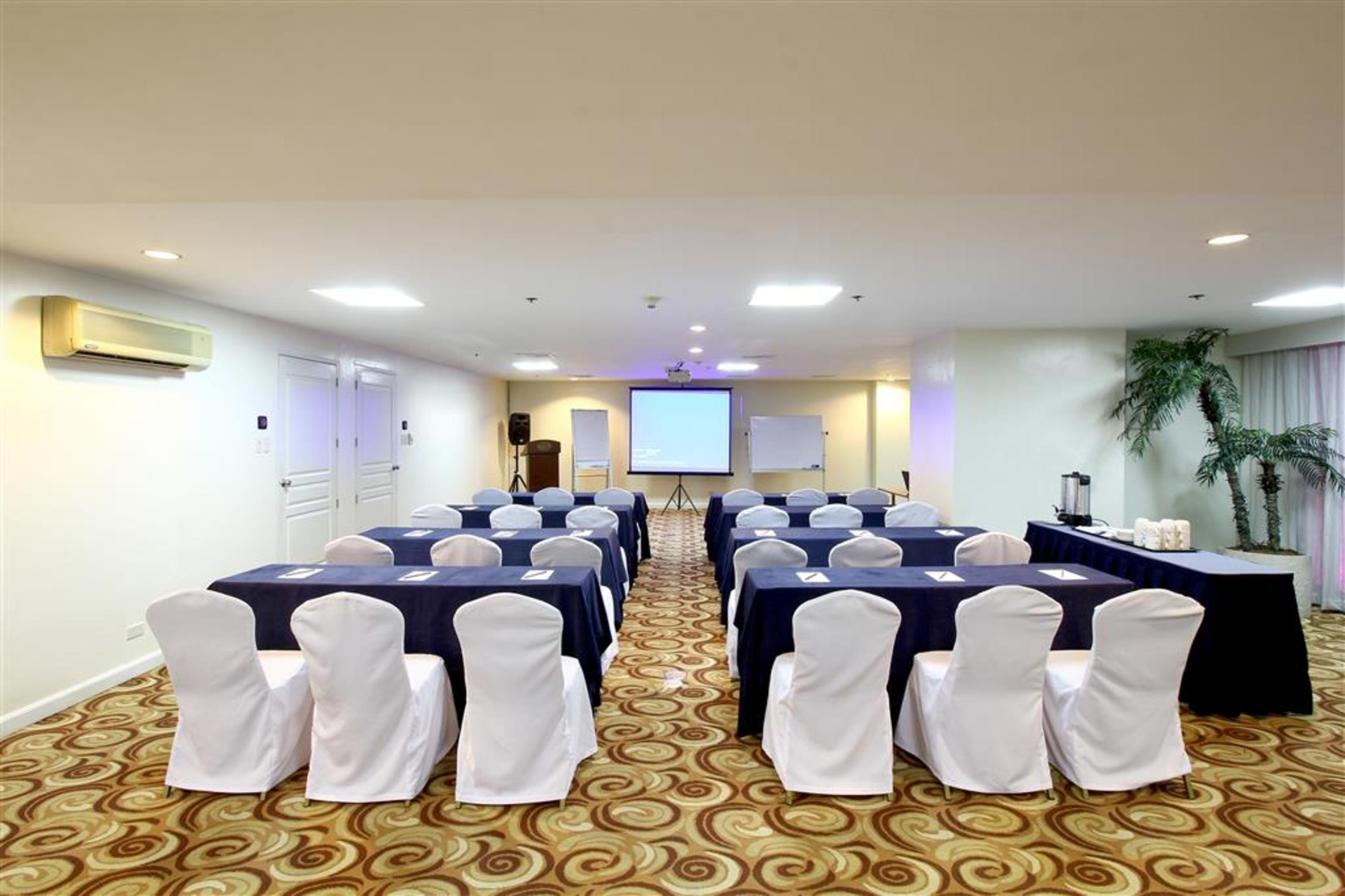Oxford Suites Makati Makati City Buitenkant foto