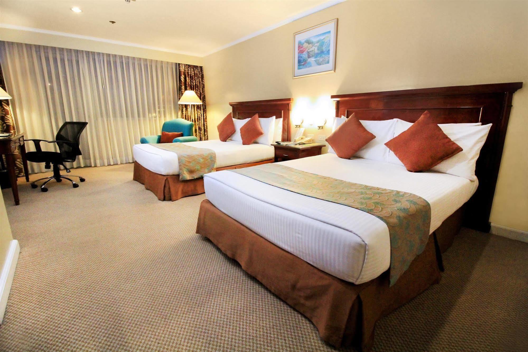 Oxford Suites Makati Makati City Buitenkant foto