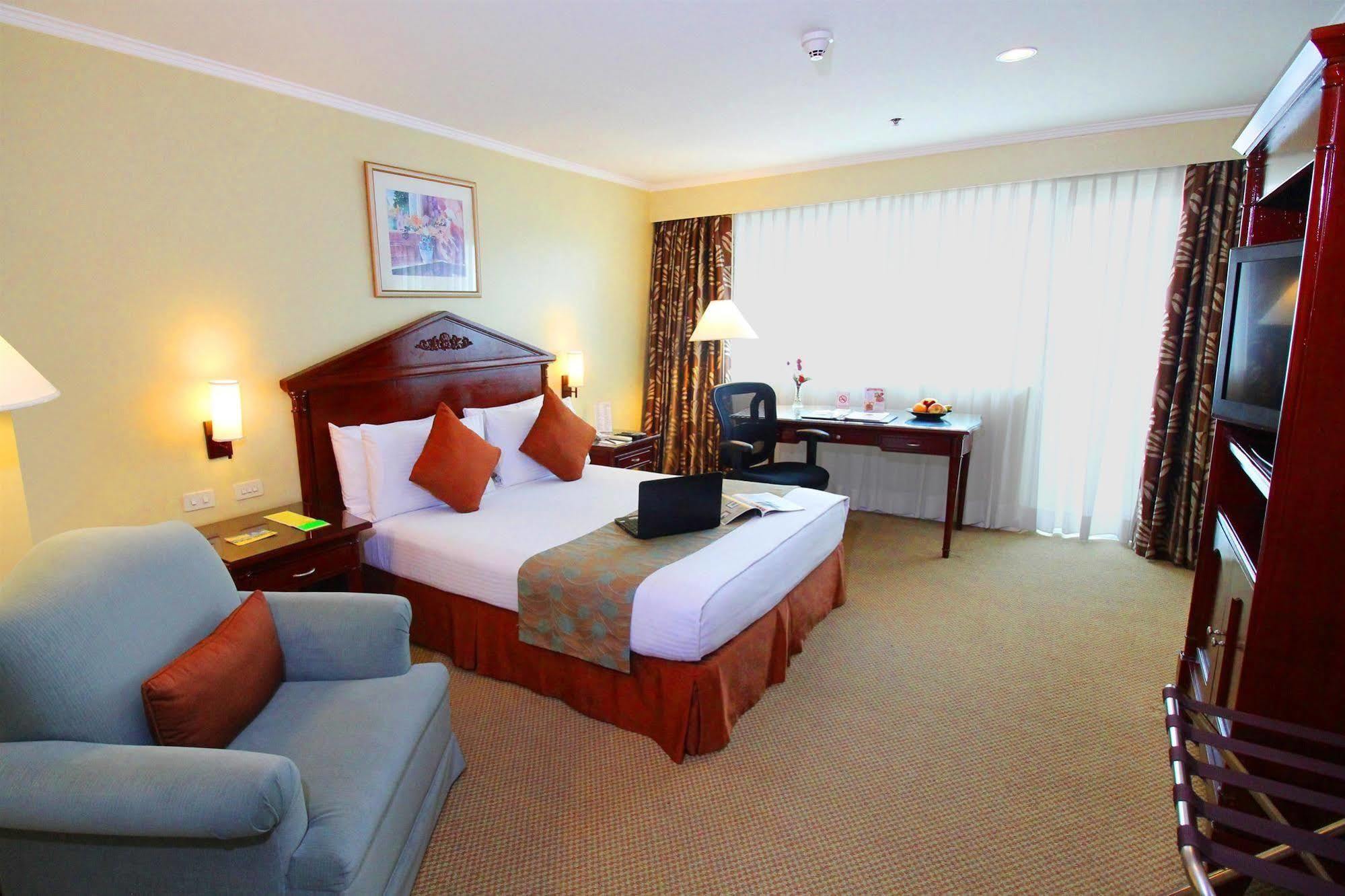Oxford Suites Makati Makati City Buitenkant foto