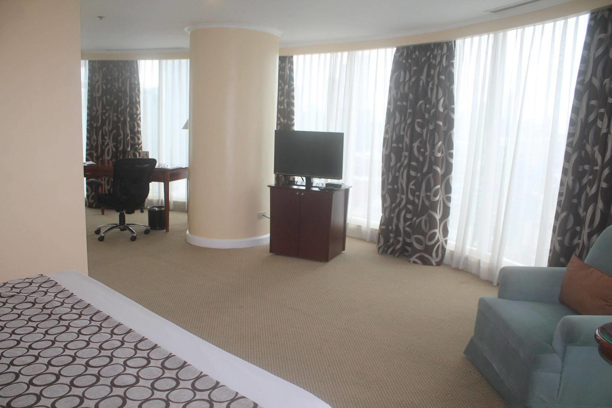Oxford Suites Makati Makati City Buitenkant foto
