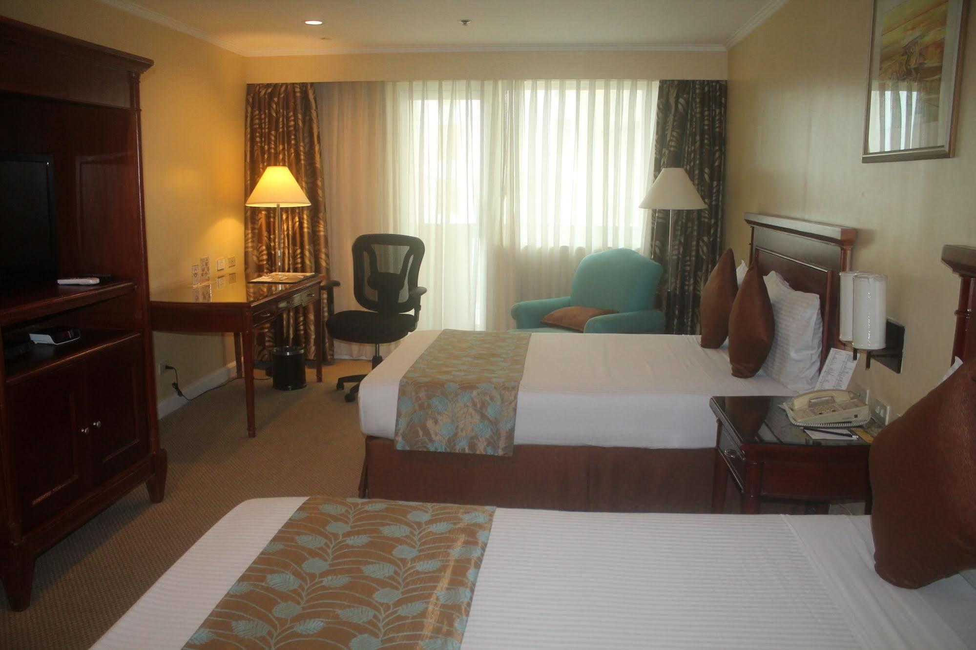Oxford Suites Makati Makati City Buitenkant foto