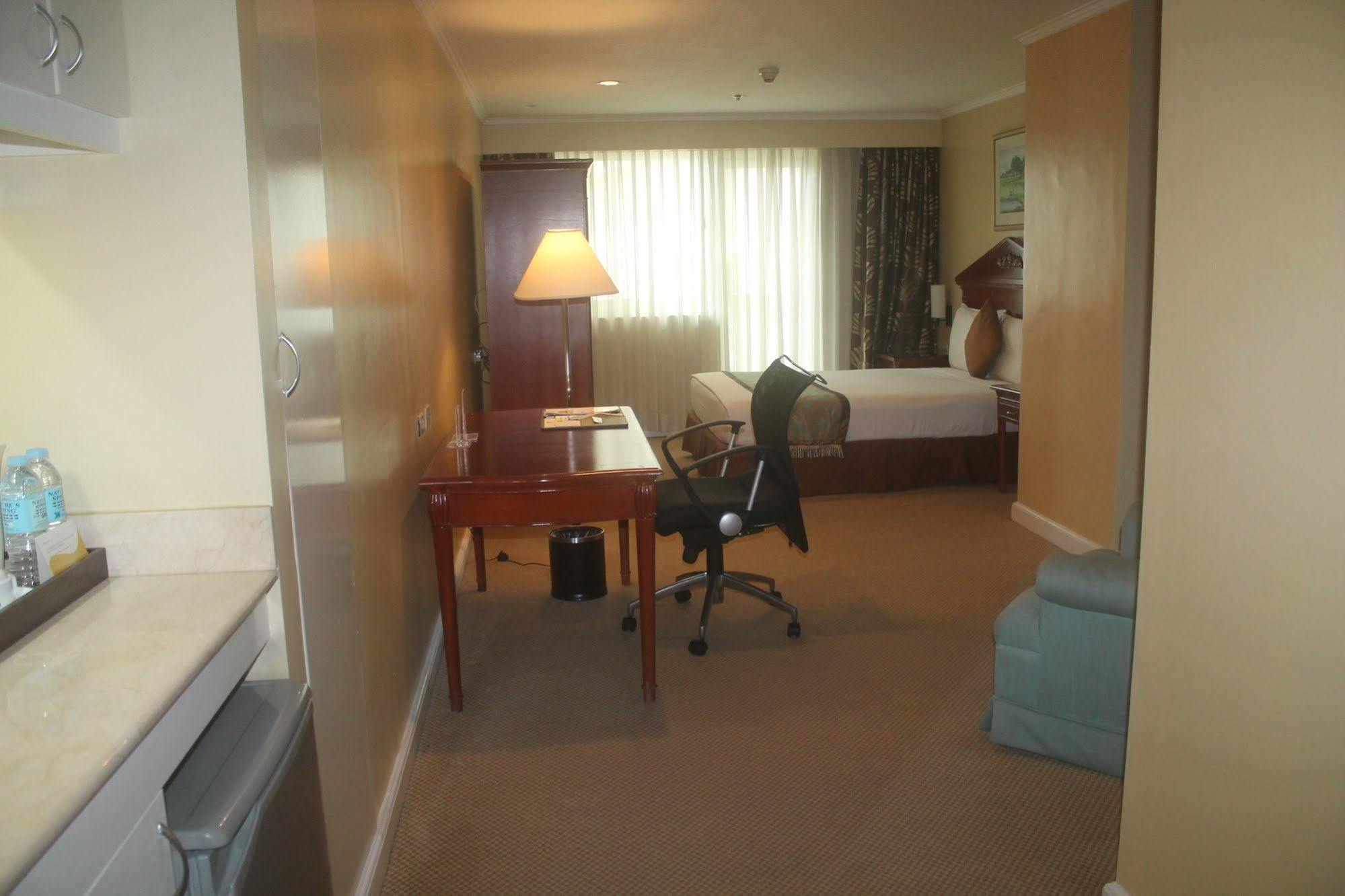 Oxford Suites Makati Makati City Buitenkant foto