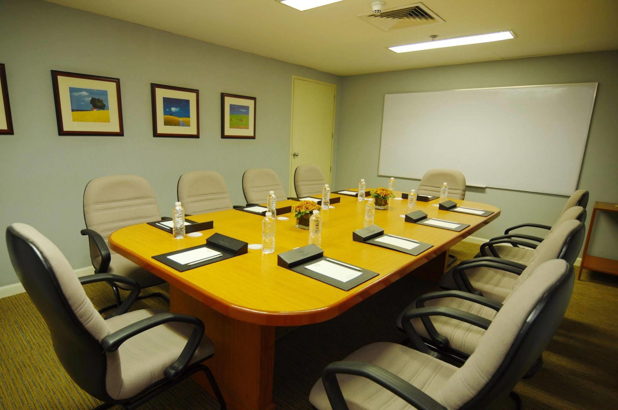 Oxford Suites Makati Makati City Buitenkant foto