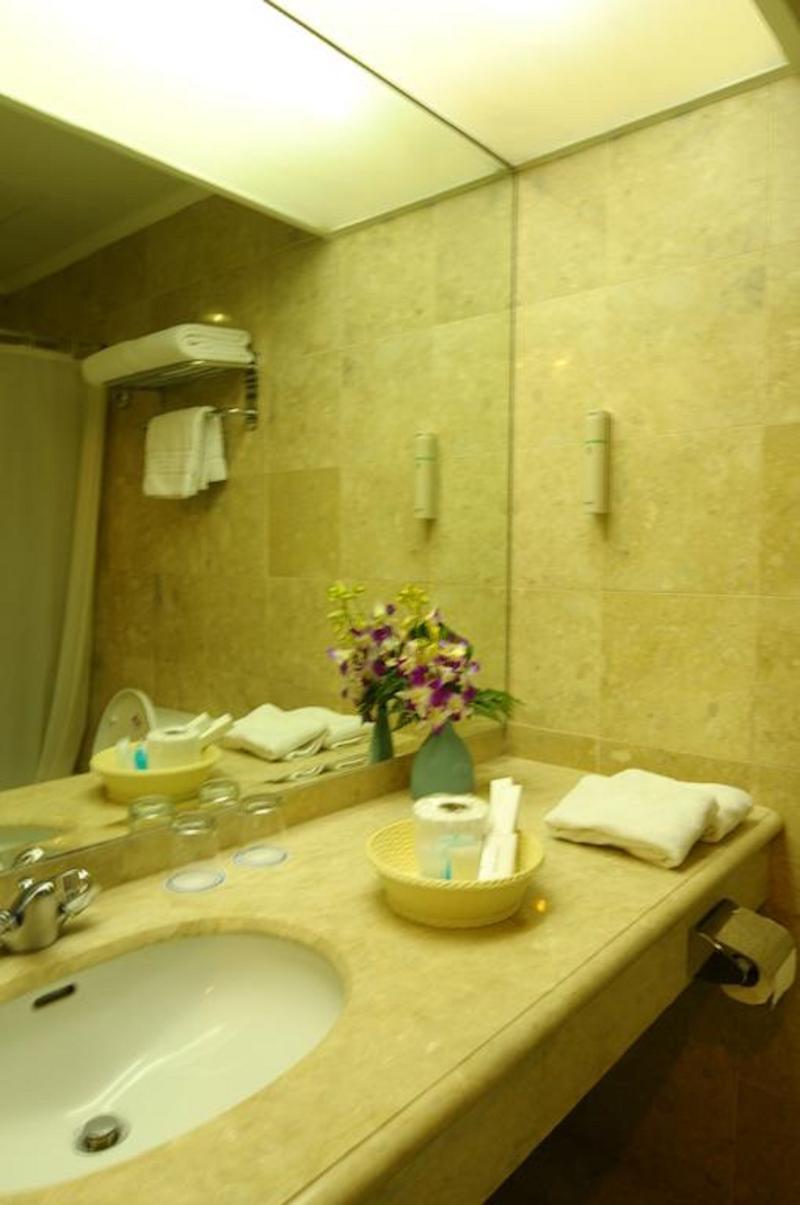 Oxford Suites Makati Makati City Buitenkant foto