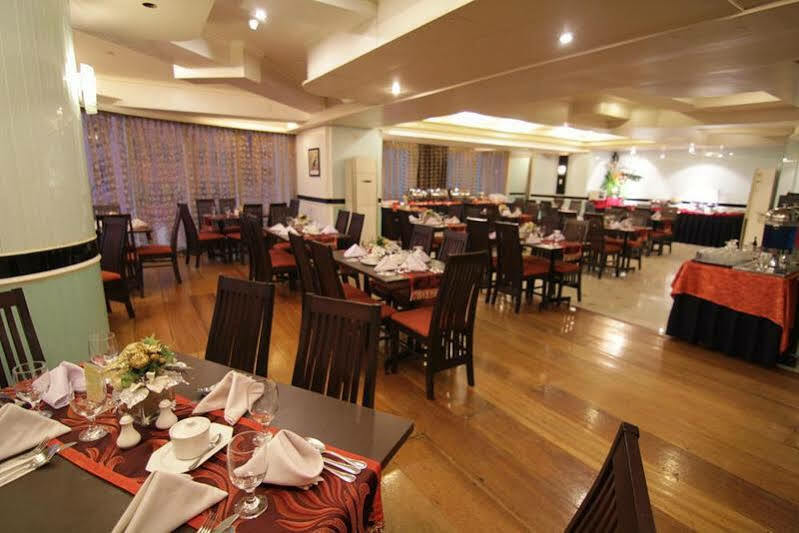 Oxford Suites Makati Makati City Buitenkant foto