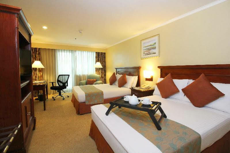 Oxford Suites Makati Makati City Buitenkant foto