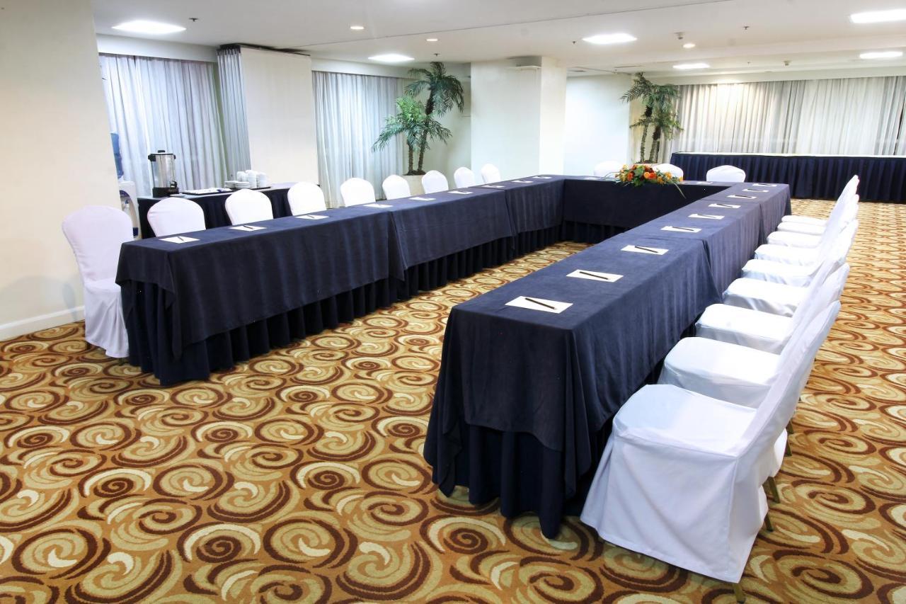 Oxford Suites Makati Makati City Buitenkant foto